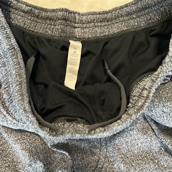 Lulu Lemon men’s 9” Pace Breaker shorts - Picture 3 of 3